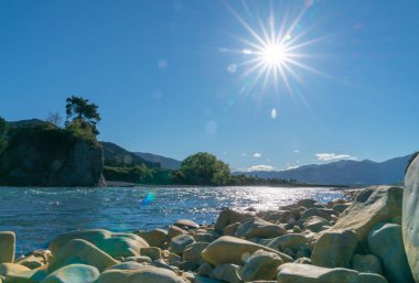 Waiau nehir ve taşlı nehir yatak Hanmer Springs, Yeni Zelanda, temiz serin temiz su.