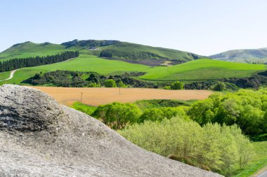 Rock görünümünden blöf Waipara Vadisi, Canterbury Yeni Zelanda tarım arazileri arasında kurbağa Rock olarak bilinen