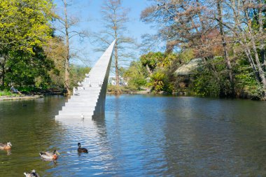 Christchurch Yeni Zelanda - 9 Ekim 2018 David Mccracken'In Botanik Bahçeleri'ndeki Küçültüp Yüksel heykeli, Christchurch 2016'dan beri, Canterbury, South Island, Yeni Zelanda