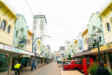 Christchurch Yeni Zelanda - 10 Ekim 2018 yayalara ayrılmış yeni Regent Street tramvay hatları ve insanlar ve her iki tarafta binalar.