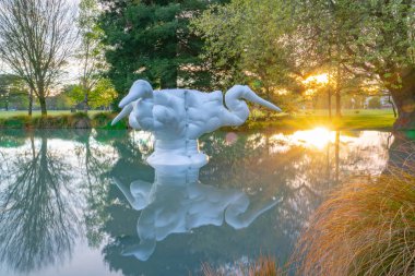 Christchurch Yeni Zelanda - 10 Ekim 2018 Kotuku, beyaz eroin olacak Christchurch Botanik Bahçeleri Caroline Rothwell tarafından 2002 yılında üç başlı heykeli beyaz fiberglas