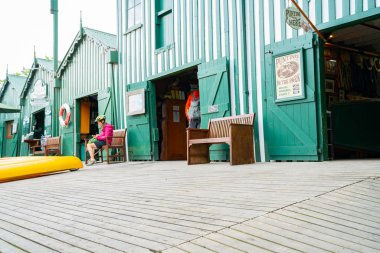 Christchurch, Yeni Zelanda - 10 Ekim 2018; Avon yeşil ve beyaz Antigua Boat Sheds üzerinde Punting nehir boyunca insanlar kiralamak veya punted için kullanılabilir