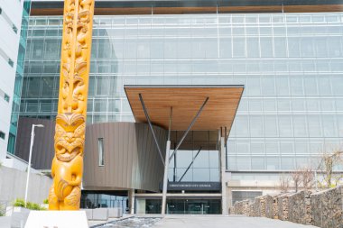 Christchurch, Yeni Zelanda - 10 Ekim 2018; Giriş ve Maori kutup ayakta nöbetçi Christchurch Belediye Meclisi Binası giriş için oyma