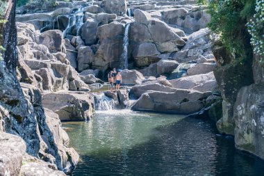 Tauranga, Yeni Zelanda - 23 Ocak 2019; Mclaren Falls Park, sıcak yaz gününde deneyimleri serin zevk insanlarla doğal şelaleler, su