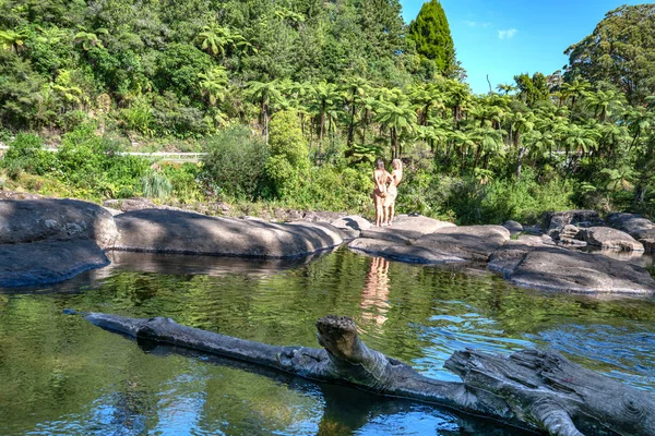 Tauranga Нової Зеландії 2019 Січня Пара Стоячи Сонці Відображені Waterholle — стокове фото
