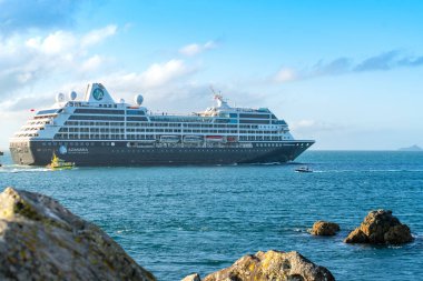 Tauranga, Yeni Zelanda - 24 Ocak 2019; Cruise Azamara Quest yaprakları hatbour ve dışarı baş pilot ve römorkör tekneler tarafından eşliğinde denize gemi.