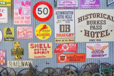 Pass, Yeni Zelanda-October14 2018 Burke'leri; Miras işaretleri ve ilgi için turist dur-off noktası olarak birleştirdi binalar topluluğu.