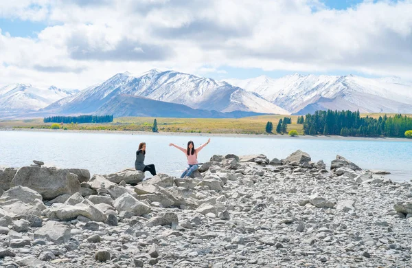 レイク テカポ ニュージーランド 2018 Yyoung 観光客が楽しめる湖端の低水位のロッキーの前浜 — ストック写真