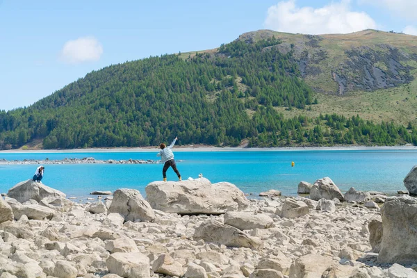 Lake Tekapo New Zealand October 2018 Two Young Tourists Enjoy — Stock Photo, Image