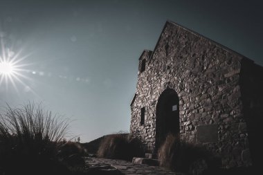 Gündoğumu genelinde açık, ikonik Kilisesi Good Shepherd, Lake Tekapo Yeni Zelanda