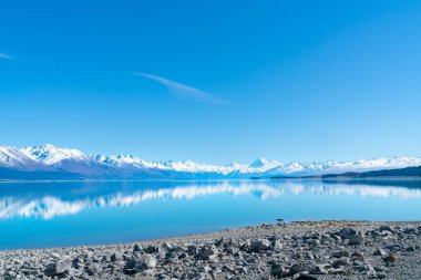 Karla kaplı dağlar tarafından desteklenen Mackenzie Havzası turkuaz su doğal göl Pukaki. Canterbury, Yeni Zelanda