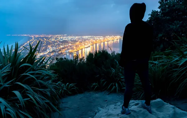 Unrecognisable Tourist Wearing Black Hoodie Standing Atop Mount Maunganui Viewing — Stock Photo, Image
