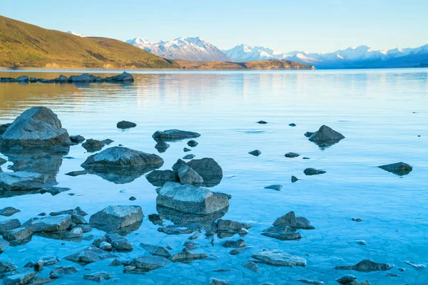 Lake Tekapo Sonnenaufgang Über Felsigem Vorland Und Niedrigem Wasserspiegel Des — kostenloses Stockfoto