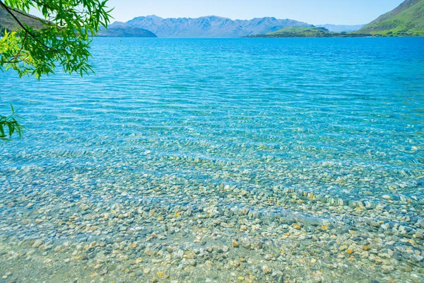 格伦德湖湾瓦纳卡湖石缘的清澈清水 — 图库照片