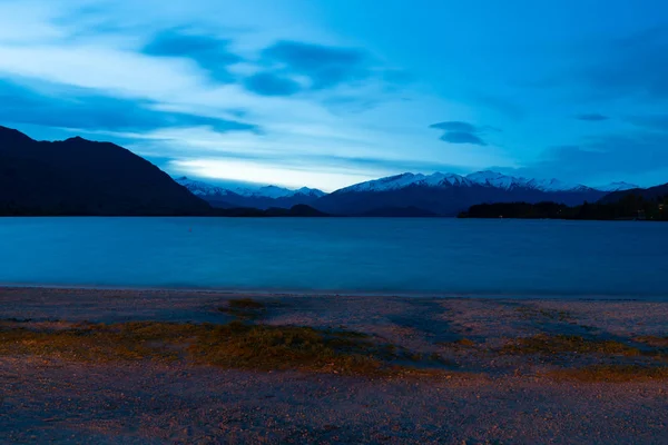 Nattlig Över Lake Wanaka Till Snö Utjämnade Bergen Blå Ton — Stockfoto