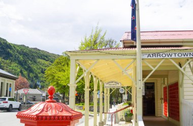 Arrowtown, Yeni Zelanda - 17 Ekim 2018; tipik bir gün sokakta popüler laid-back turistik 's tarihi karakter binalar ve insanlar beldesi