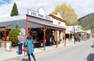 Arrowtown, Yeni Zelanda - 17 Ekim 2018; tipik bir gün sokakta popüler laid-back turistik 's tarihi karakter binalar ve insanlar beldesi