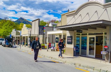 Arrowtown, Yeni Zelanda - 17 Ekim 2018; tipik bir gün sokakta popüler laid-back turistik 's tarihi karakter binalar ve insanlar beldesi