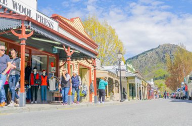 Arrowtown, Yeni Zelanda - 17 Ekim 2018; Turistler 's ile popüler laid-back turistik şehir sokakta tipik bir gün sokakta tarihi binalar ve insanların karakter