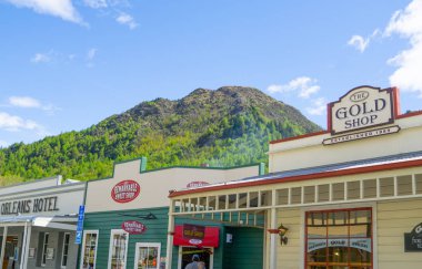 Arrowtown, Yeni Zelanda - 17 Ekim 2018; tipik bir gün sokakta popüler laid-back turistik 's tarihi karakter binalar ve insanlar beldesi