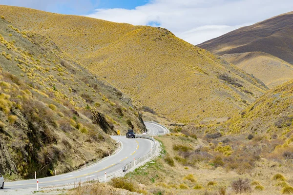 Winding Road South Island Tussock Covered Mountains — Stock Photo, Image