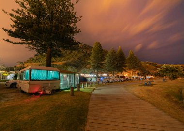 Mount Maunganui Yeni Zelanda - 7 Şubat 2019: Karavanlar ve Mount Maunganui kamp zemin geceleri, temel parça erişim geçit yakınlarında kamp