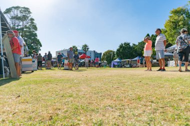 Mount Maunganui Yeni Zelanda - 10 Şubat 2019: Taç giyme töreni Park çiftçinin Pazar satıcıları tezgahları ve genel alıcılar Pazar