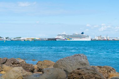 Mount Maunganui Yeni Zelanda - 8 Şubat 2019: yolcu gezi gitmek iken Cruise Gemi Norveç mücevher Mount wharf adlı Pilot Bay arasında gün boyunca demirli.