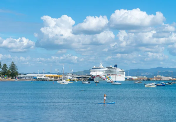 マウント マウンガヌイ ニュージーランド 2019 女性間もなくパイロット湾巨大なクルーズ船ノルウェー Jewle は背後にある埠頭に停泊中の — ストック写真