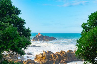 Mount Maunganui tabanı kayalık suların çekildiği kıyı içine çökmesini fırtına dalgaları.