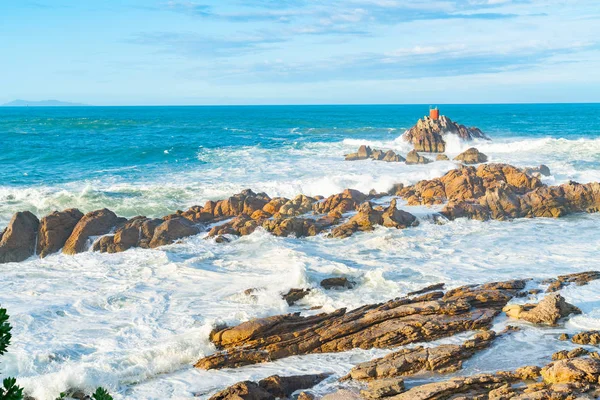 Onde Tempesta Che Infrangono Sulla Riva Rocciosa Della Riolite Piedi — Foto Stock