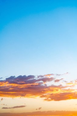 Gökyüzü ve bulut renkleri arka plan dikey kompozisyon.