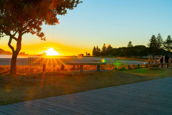 Intenzivní Východ Slunce Mount Maunganui Zadní Světla Krajiny Hlavní Pláži — Stock fotografie