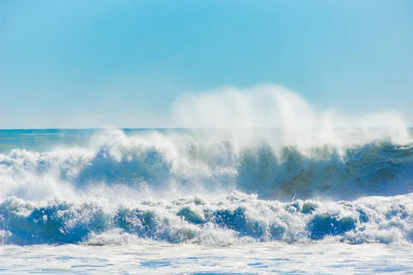 Mount Maunganui ana plaj, Tauranga Yeni Zelanda çalkantılı denize
