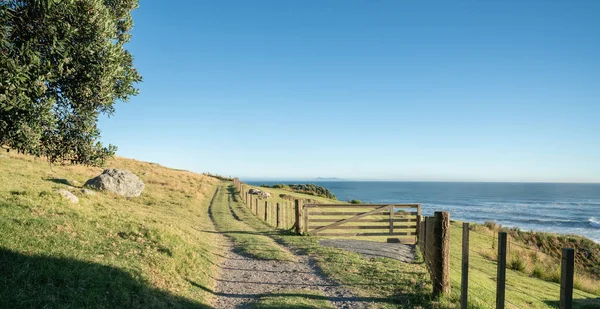 Weg Zaun Vorbei Geschlossenen Hoftor Hang Mit Blick Auf Meer — Stockfoto