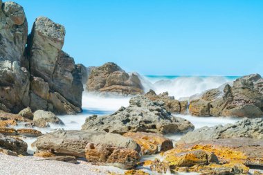 Uzun pozlama rocky foreshor yıkama tarafından düzeltti dalgalar