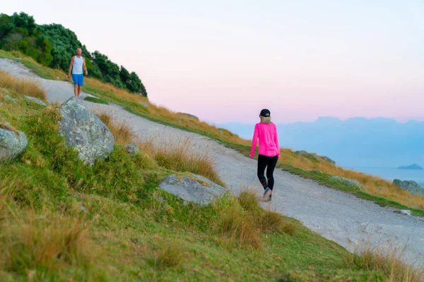 People scenic  track up Mount Maunganui — Stock Photo, Image