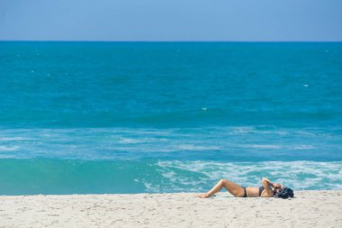 Sahilde yalnız sunbather 