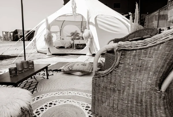 Glamping σκηνή και που έχει συσταθεί σε νέοι πόροι — Φωτογραφία Αρχείου