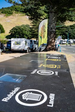 Farklı çevresel ayrı seçenekleri ile kamu atık kutuları