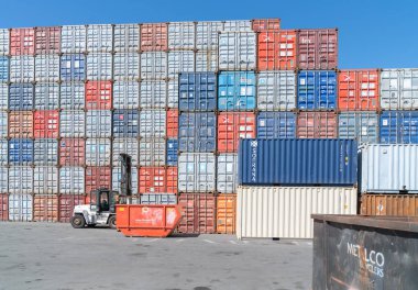 Kaplar yüksek yığılmış bağlantı noktası depolama tesisi içinde