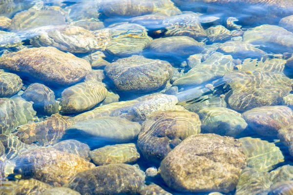 Nehir taşları net, temiz ve taze su altında