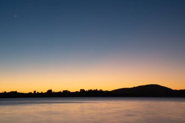 Sakin Körfezi üzerinde gündoğumu