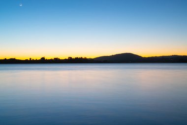 Sakin Körfezi üzerinde gündoğumu