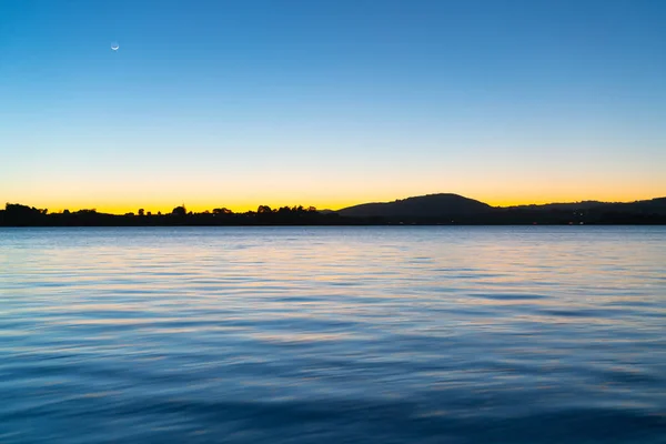 Sonnenaufgang über der ruhigen Bucht — Stockfoto