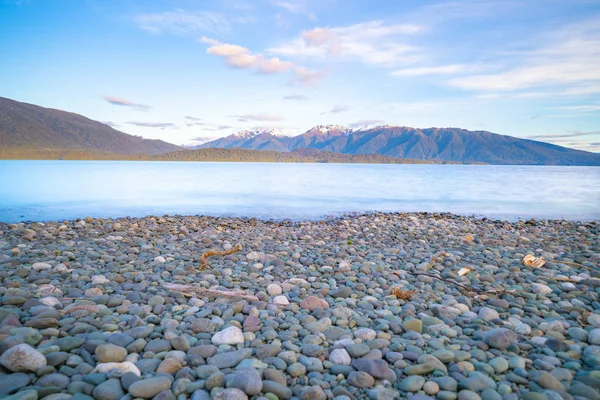 Lac Te Anau regardant le long de la longueur de Murchison Mountain Rang — Photo gratuite