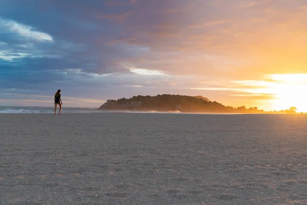 Golden sunrise over beach — Stock Photo, Image