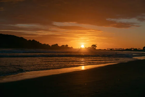 Nascer do sol dourado sobre praia — Fotografia de Stock