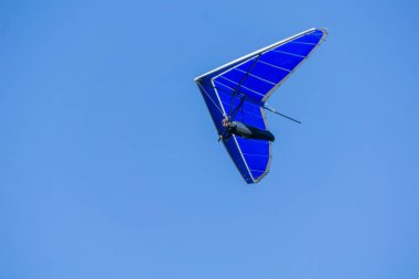 Mavi gökyüzü mavi hang glider
