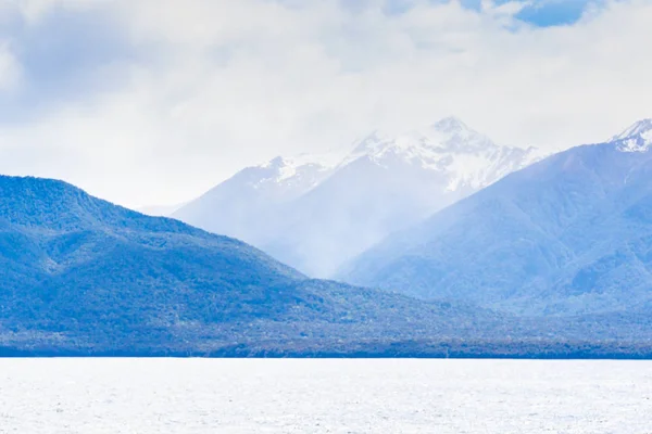 Cênico mal-humorado Lago Manapouri — Fotografia de Stock
